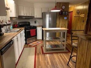 Fridge, microwave, oven, stovetop - Lakefront Cozy Cottage (Breckenridge)