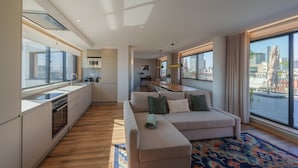 Un apartamento moderno con cocina, comedor y sala de estar.