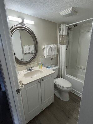 Condo tradicional, 1 habitación, vista al océano | Baño | Tina con regadera, secadora de cabello, toallas, jabón 