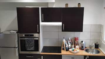 Een koelkast, een microgolfoven, een oven, een kookplaat