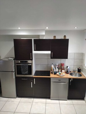 Frigorífic, microones, forn i placa de cuina 