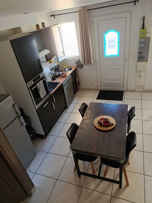 Réfrigérateur, micro-ondes, four, plaque de cuisson