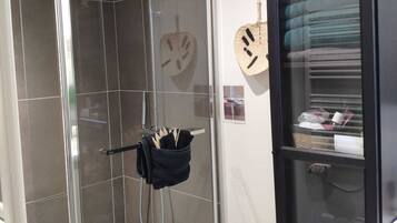 Suihku, hiustenkuivaaja, pyyhkeet, saippua