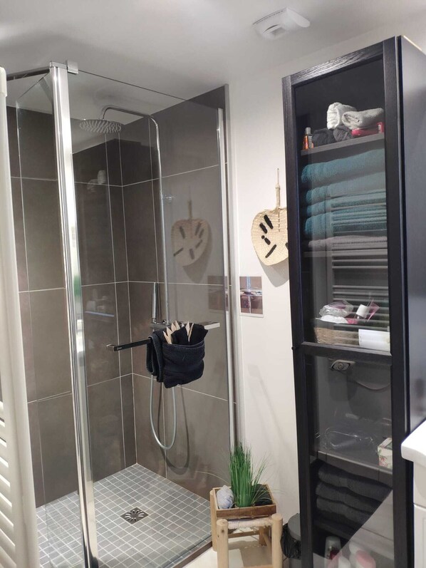Douche, articles de toilette gratuits, sèche-cheveux