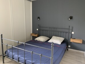 1 soveværelse, skrivebord