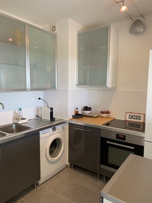 Køleskab, mikrobølgeovn, ovn, kogeplade