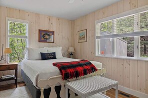 6 bedrooms, iron/ironing board, WiFi, bed sheets - Majestic Beachfront Beauty on the Sunset Coast (Bridgman)
