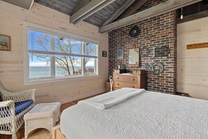 6 bedrooms, iron/ironing board, WiFi, bed sheets