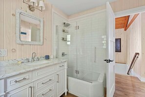 Shower, hair dryer, shampoo - Majestic Beachfront Beauty on the Sunset Coast (Bridgman)