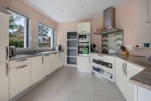 Réfrigérateur, micro-ondes, four, lave-vaisselle