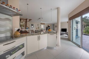 Fridge, microwave, oven, dishwasher - Big family house in Mesquer with garden (Mesquer)