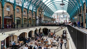 A spacious indoor market with high ceilings and arches, featuring various shops and seating areas for visitors. - [Covent Garden-Fitzrovia]Central London Apartment (London)