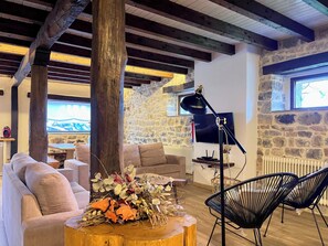 TV, fireplace, DVD player, books - Casa Rural La Fontana de Pedroso, Descubre Cantabria y Cabarceno (CANTABRIA)