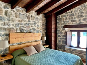 5 bedrooms, travel cot, WiFi, bed sheets - Casa Rural La Fontana de Pedroso, Descubre Cantabria y Cabarceno (CANTABRIA)