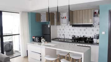 Réfrigérateur, micro-ondes, four, plaque de cuisson
