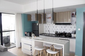 Een koelkast, een magnetron, een oven, een kookplaat