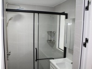 مجففات شعر، مناشف، صابون، ورق حمّام