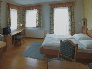 1 bedroom, desk, WiFi