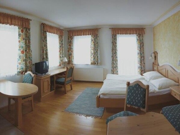 1 bedroom, desk, WiFi
