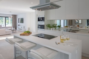 Frigorifero, microonde, forno, piano cottura