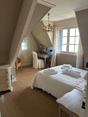 8 bedrooms, desk, iron/ironing board, travel cot - Grande Maison sur la Plage (Benerville-sur-Mer)