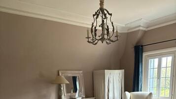 8 slaapkamers, een bureau, een strijkplank/strijkijzer, reisbedje