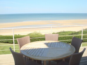Outdoor dining - Grande Maison sur la Plage (Benerville-sur-Mer)