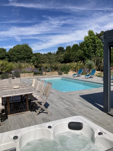 Maison Avec Piscine et Jacuzzi, à 10min du Centre Ville à Pieds. Parking Privé