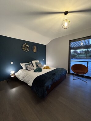 6 bedrooms, iron/ironing board, WiFi, bed sheets
