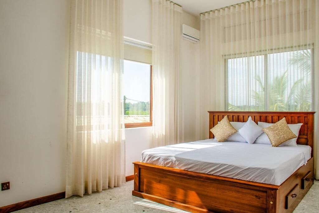 4 bedrooms, iron/ironing board, WiFi, bed sheets