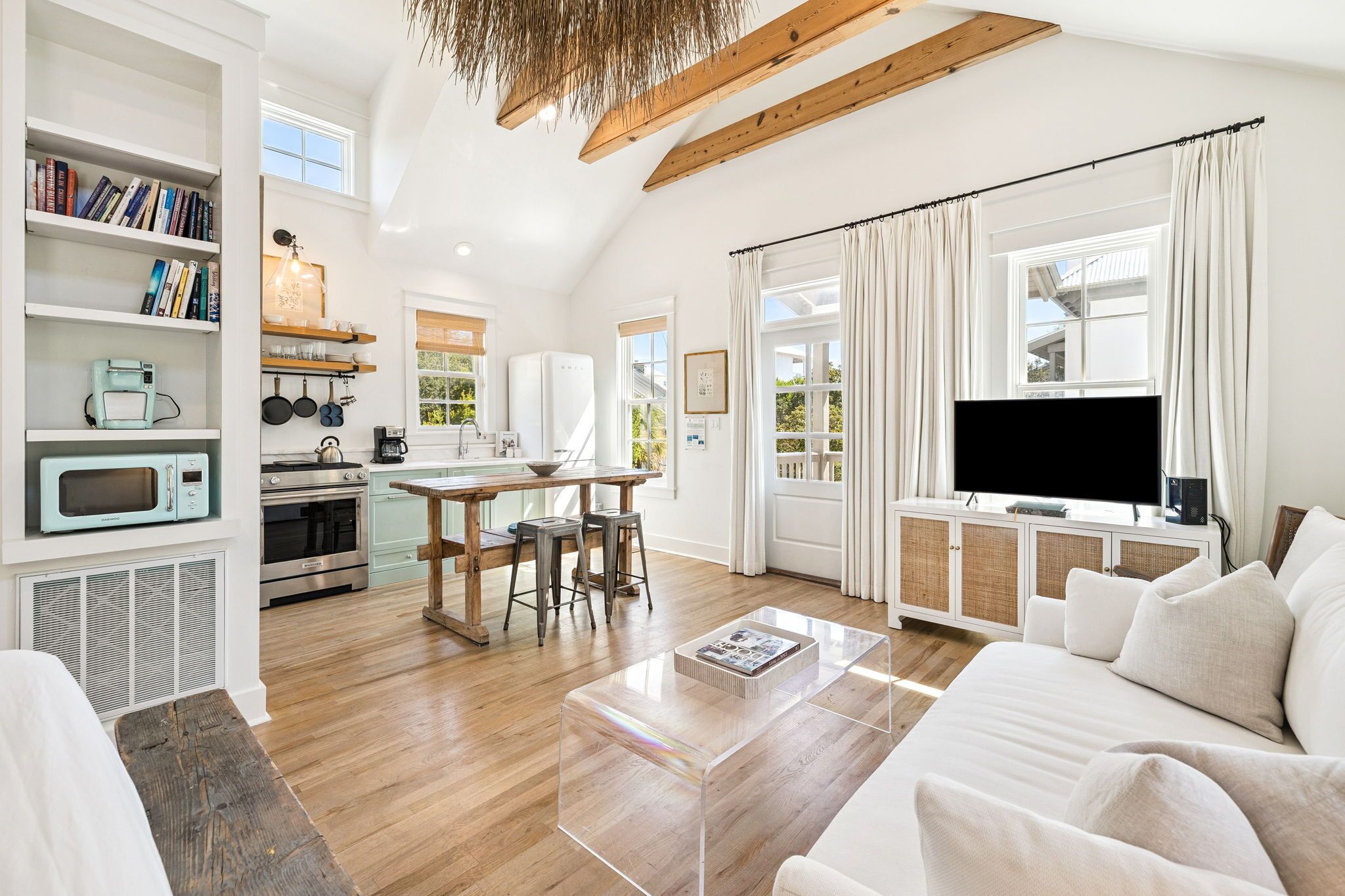 Tv, eldstad och kontor