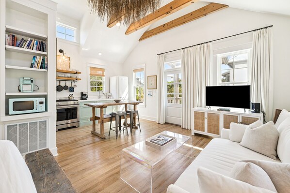 Televisie, een open haard en een kantoor