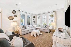 Televisie, een open haard en een kantoor