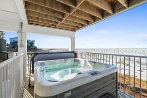 Outdoor spa tub - Kaleidoscope: 6 BR in MB- Beachfront, Pri. Pool, Sleeps 24, Pet Friendly! (Mexico Beach)