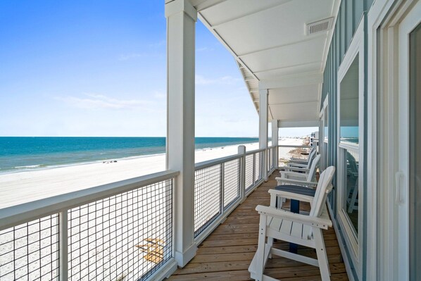 Property grounds - Kaleidoscope: 6 BR in MB- Beachfront, Pri. Pool, Sleeps 24, Pet Friendly! (Mexico Beach)