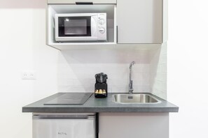 Een microgolfoven, een koffiezetapparaat/waterkoker