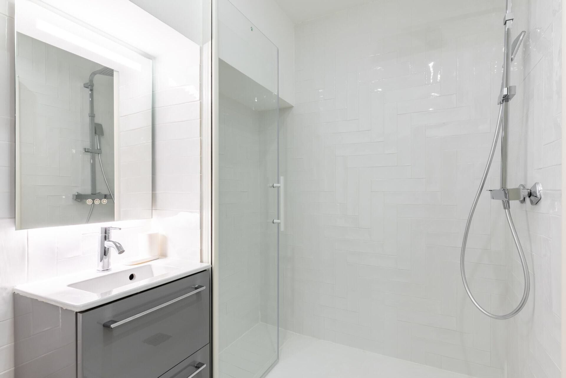 Douche, sèche-cheveux, serviettes fournies