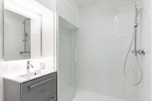 Dusj, hårføner og håndklær