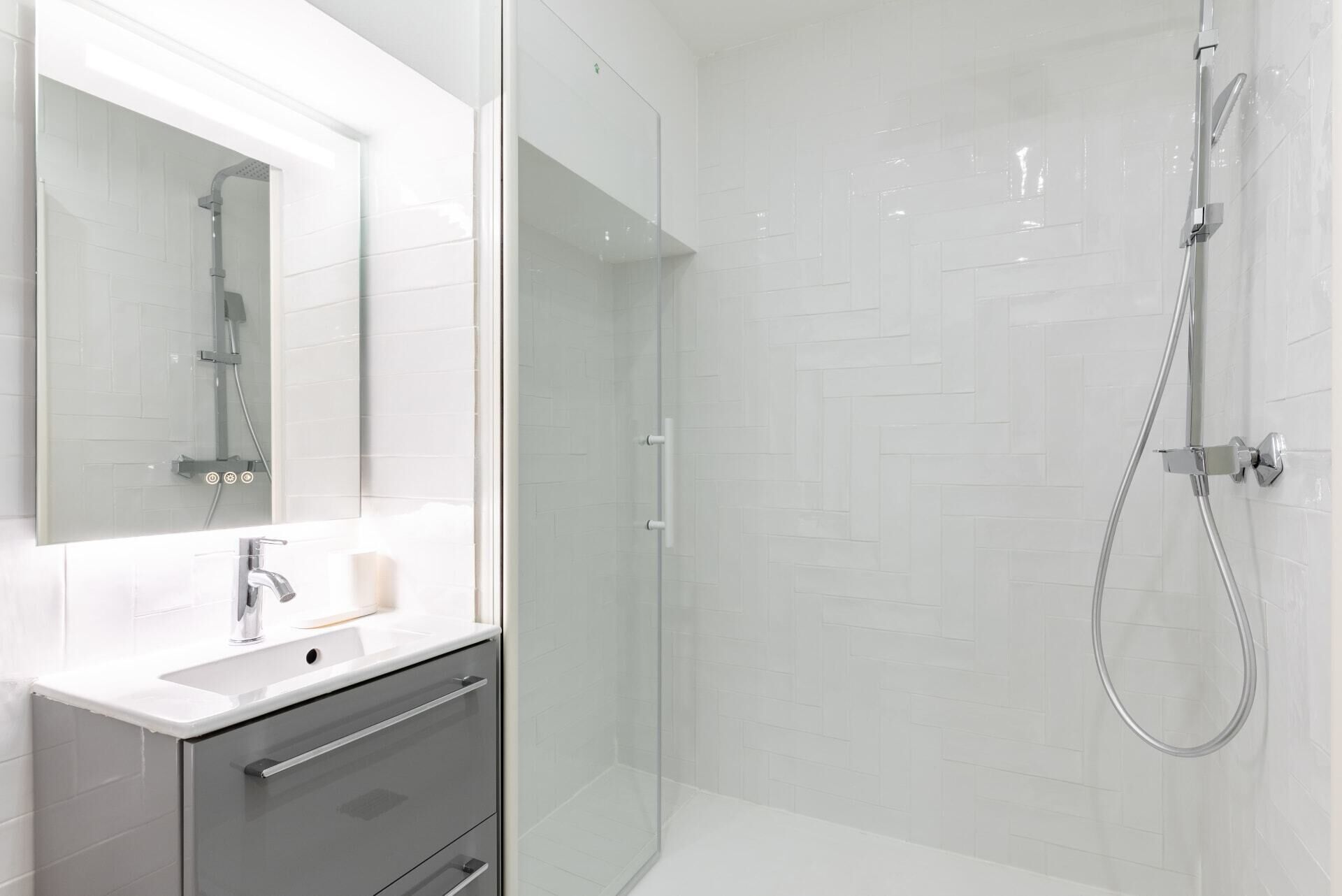 Een douche, een haardroger, handdoeken