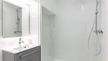 Een douche, een haardroger, handdoeken