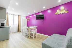 TV - Buttes Chaumont 5 - Two Bedroom Apartment, Sleeps 6 (Paris)