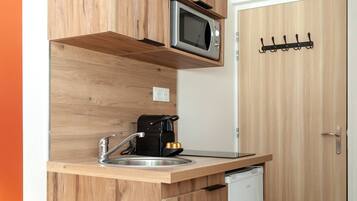 Kühlschrank, Mikrowelle, Wasserkocher mit Kaffee-/Teezubehör