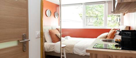 Iron/ironing board, free WiFi, bed sheets