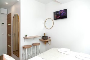 Fer et planche à repasser, Wi-Fi gratuit, draps fournis