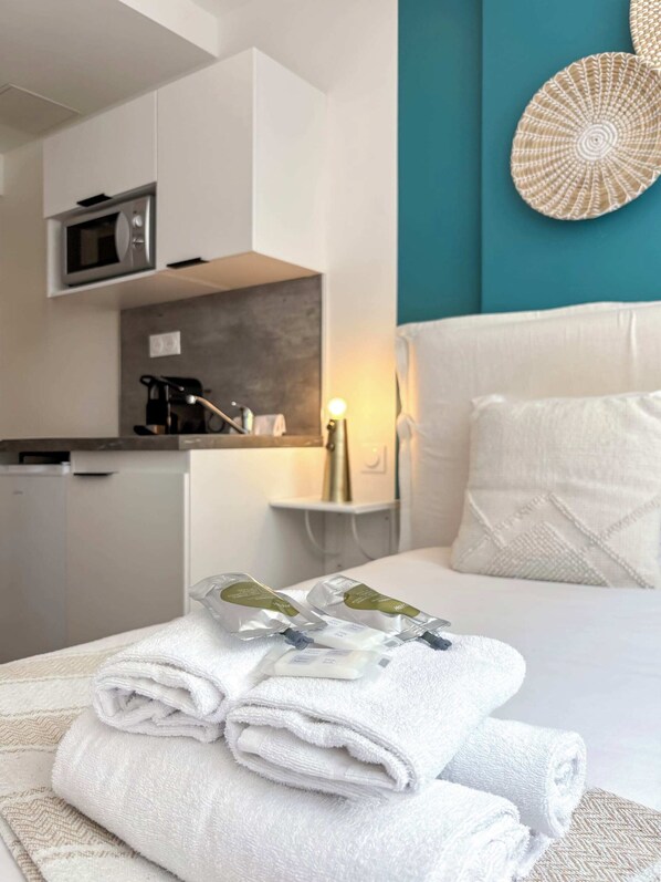 Iron/ironing board, free WiFi, bed sheets