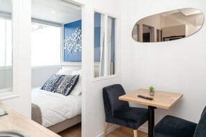 1 chambre, fer et planche à repasser, accès au Wi-Fi (inclus)