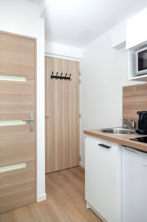 Kylskåp, mikrovågsugn, kaffe- och tebryggare och grytor/köksredskap