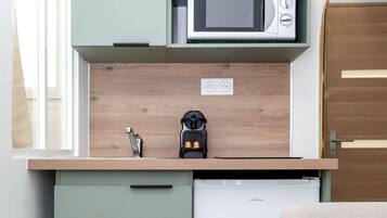 Een koelkast, een magnetron, een koffiezetapparaat/waterkoker