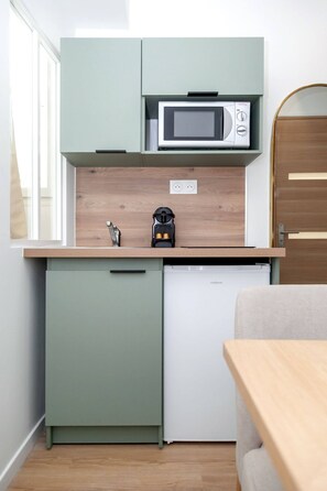 Refrigerador, microondas, cafetera y tetera y utensilios de cocina 