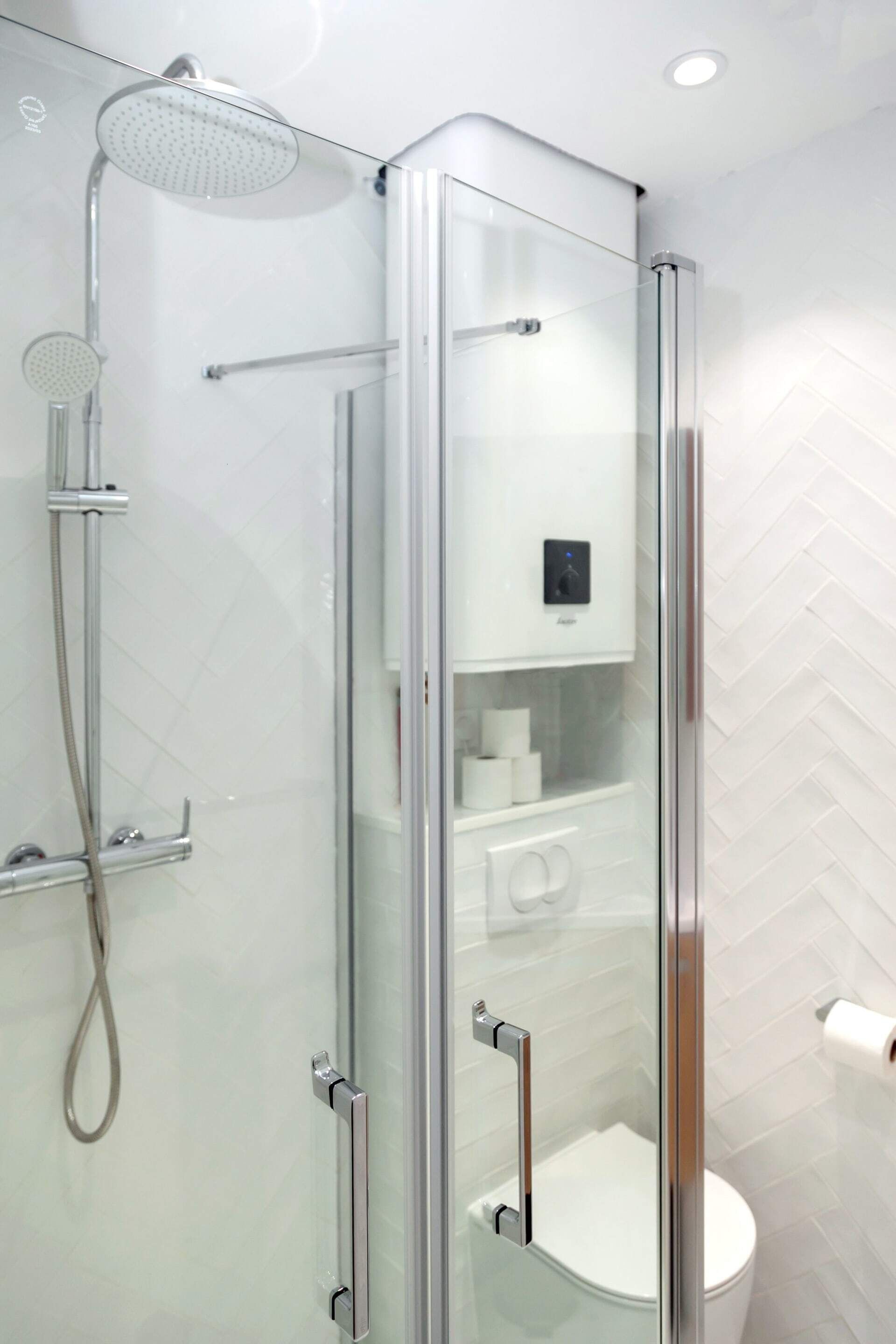 Een douche, een haardroger, handdoeken